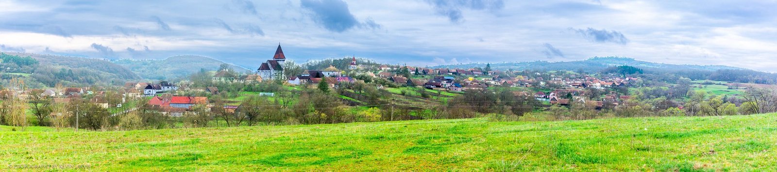 Panorama of Șomartin and the surrounding hills.